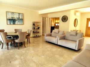 库克里亚Aphrodite Hills Rentals - Elite Villas的客厅配有沙发和桌椅