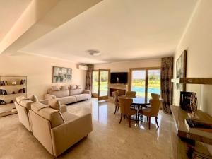 库克里亚Aphrodite Hills Rentals - Elite Villas的客厅配有沙发和桌子