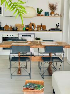 维拉韦德CASA MIRABEL的厨房配有木桌和椅子