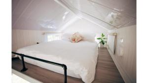 KorweingubooraThe Perch的阁楼卧室配有白色床
