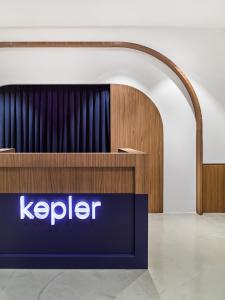 雪邦Kepler Club Kuala Lumpur Airport - KLIA Transit Hotel Airside的大楼大堂的看守标志