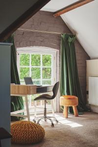 HolmesfieldHidden Hayloft的客房设有书桌、椅子和窗户。