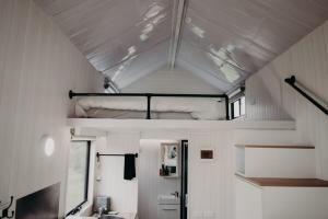 MacclesfieldRosewood Mac的一间小客房,天花板上配有一张双层床