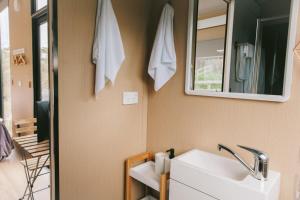 Neerim SouthRose Hill的浴室设有白色水槽和镜子
