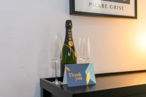巴里Joseph Suite by Koya Homes的一瓶香槟和一张桌子上的感谢