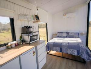 库纳巴拉布兰Little Argyle Tiny House的一间小房间的卧室,配有一张床铺