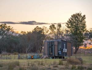 库纳巴拉布兰Little Argyle Tiny House by Tiny Away的田野上的小房子,有栅栏