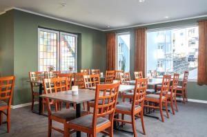 克里斯蒂安桑德Thon PartnerHotel Storgata的用餐室设有桌椅和窗户。