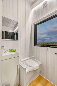 亚拉腊Montara Views 1的一间带卫生间、水槽和窗户的浴室