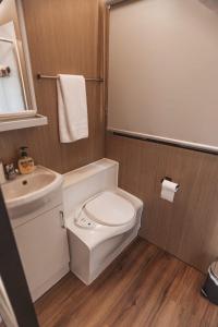 巴林Wally's Retreat 1的浴室配有白色卫生间和盥洗盆。