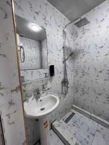 努库斯Guest House Medic的白色的浴室设有水槽和镜子