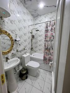 努库斯Guest House Medic的白色的浴室设有卫生间和水槽。