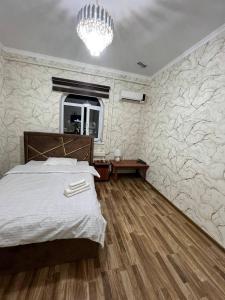 努库斯Guest House Medic的一间卧室配有一张床和一个吊灯
