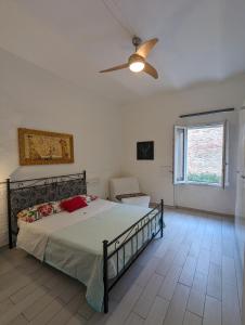 泰尔莫利Casa Mazzini的一间卧室配有一张床和吊扇