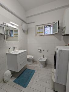 泰尔莫利Casa Mazzini的浴室配有盥洗盆、卫生间和盥洗盆。