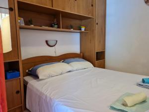 拉斯托伏Villa Agata的一间卧室配有一张带木架的床