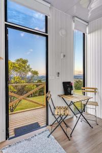 亚拉腊Montara Views 2的客房设有桌子、椅子和大窗户。