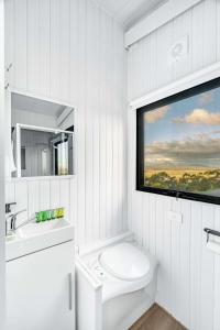 亚拉腊Montara Views 2的白色的浴室设有卫生间和水槽。