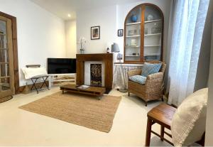 布里斯托Harmonious home in the heart of Clifton Village的客厅设有壁炉和电视。