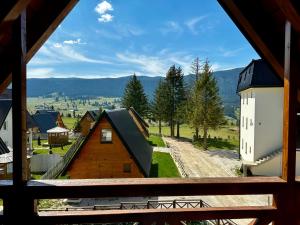 弗拉西克Holiday home Krajina I的从房子和建筑物的窗户上可欣赏到风景