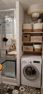 里昂Le cocon lyonnais的洗衣房内的洗衣机和烘干机