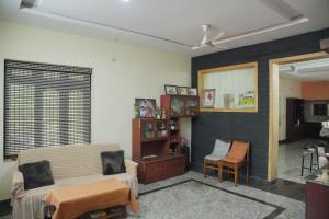 德里久尔Ashiaana Homestay的客厅配有沙发和椅子