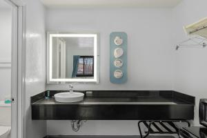 班戈Americas Best Value Inn Bangor的一间带水槽和镜子的浴室