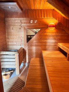 HeiderscheidCamping De Reenert - Naturisten - Naturiste - FKK的空空的桑拿浴室设有木墙和木地板