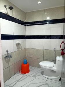 蒙纳Silver Munnar的一间带卫生间和蓝色凳子的浴室