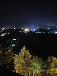 蒙纳Silver Munnar的夜晚带灯光的城市景观