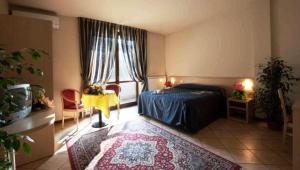 索马伦巴多吉瓦那别墅酒店的卧室配有床、桌子和窗户。