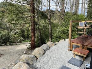 HerbertCosy Dell的一张野餐桌和一张岩石上的长凳