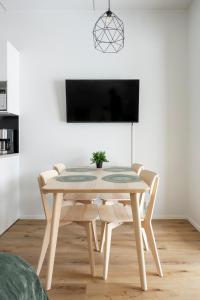 赫尔辛基Studio Brita的餐桌、椅子和电视