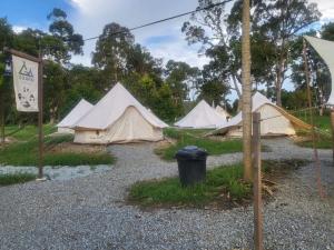 劳勿Sungai Tiny House的一群停在砾石堆里的帐篷