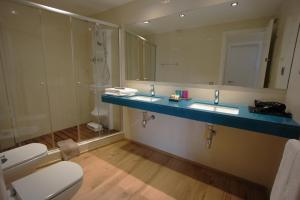 格拉塔略普斯Buil & Gine Wine Hotel的一间带卫生间、水槽和镜子的浴室