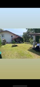 Villa dʼAianoVilla Franca casa immersa nel verde的两幅带房子的院子照片