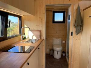 阿洛拉La Vista Huma的一间小房子里带水槽和厕所的浴室