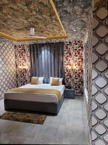 巴雷利Bellazio Suites Hotel & Resort的卧室配有一张床