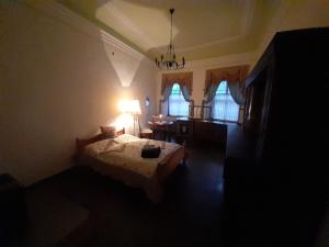 BahretalSchloss Ottendorf的一间卧室配有一张床、一盏灯和窗户