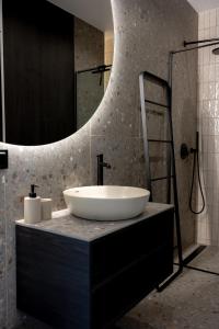 乌斯特龙Apartament Olchowa的一间带水槽和大镜子的浴室