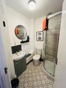 布由德利horn and trumpet的浴室配有卫生间、盥洗盆和淋浴。