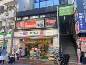 东京tokyo Large family vacation rentals的城市里的商店,前面的人在