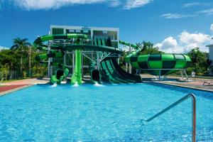 蒙特哥贝Riu Montego Bay - Adults Only - All Inclusive的游泳池的水滑梯