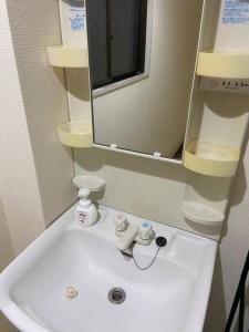 东京tokyo Large family vacation rentals的浴室设有水槽和镜子