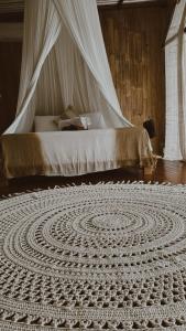 珀尼达岛SPICE TRADER的一间卧室配有一张白色天蓬床