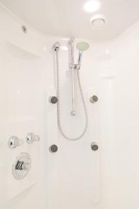 德科赫北海斯特兰酒店的浴室内配有淋浴和头顶淋浴