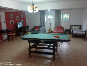 哈尔基斯Geralis Lodge的客厅配有台球桌