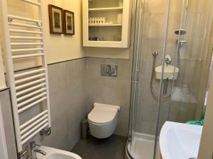 马里纳迪马萨BLU的带淋浴、卫生间和盥洗盆的浴室