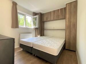 贝克贝亨Vakantiepark Hertenhorst的卧室配有一张床