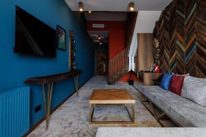 K'vishkhet'iMtserlebi Resort的带沙发和咖啡桌的客厅